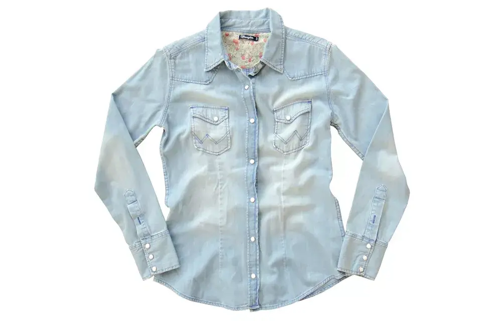 Camisa de jean con botoncitos a presión, (Wrangler, $799)