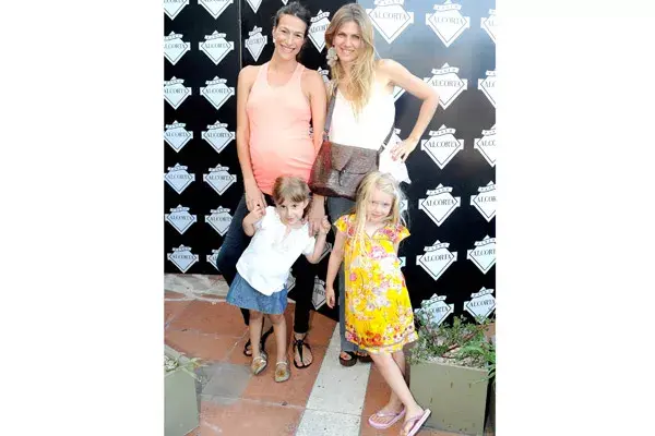 Con look casual, Dolores Trull, (que lució orgullosa su pancita) y Natalia Graziano se pusieron al día mientras sus hijos veían el show de Adriana
