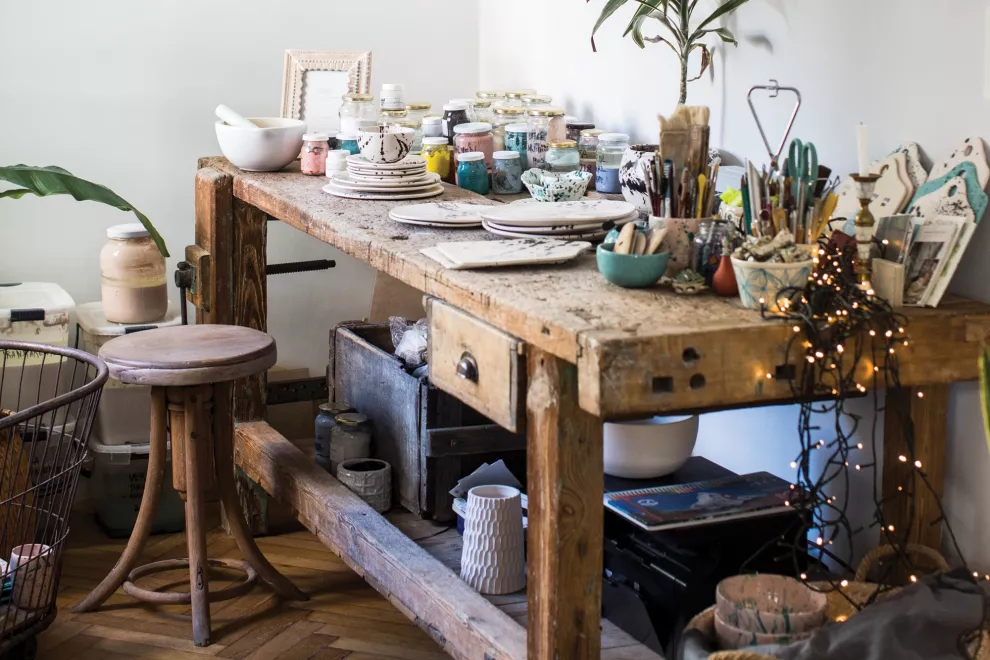 En el taller, tanto la mesa de carpintero como el banco y el canasto de panadero son antigüedades encontradas en Tandil. 