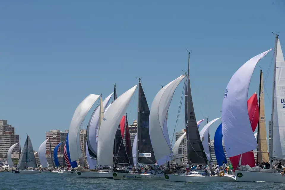 Embarcaciones y tripulaciones en la costa uruguaya participando de El Circuito Atlántico Sur Rolex Cup