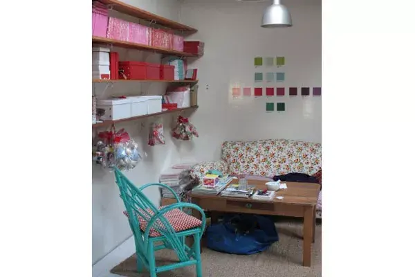 Zona de trabajo posando para la foto, porque, según la bloguera, por lo general es un bardo con actitud rocker