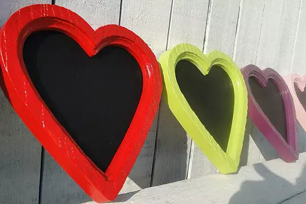 Pizarrones en forma de corazón le dan un toque romántico a tu espacio