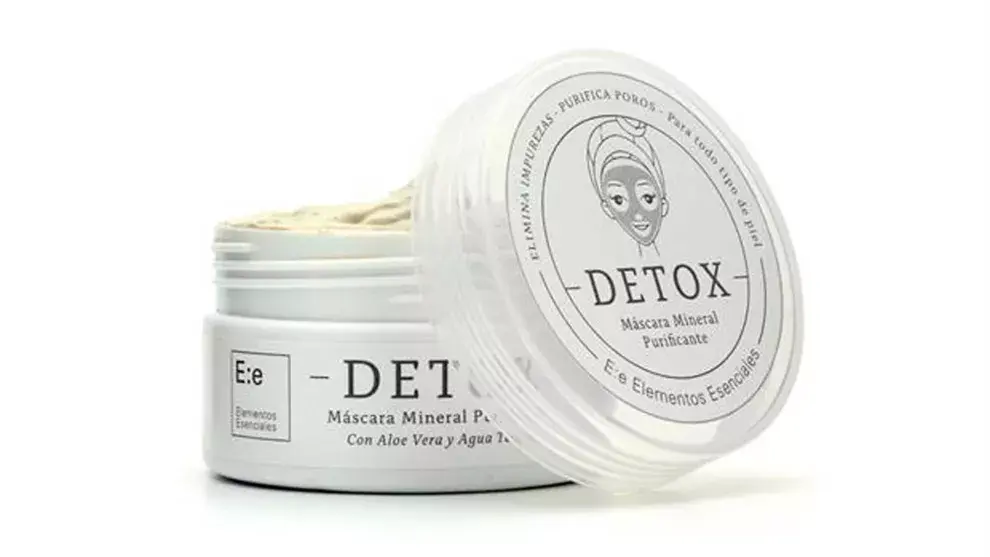 Máscara Mineral purificante enriquecida con aloe vera y agua termal. Ayuda a limpiar los poros para conseguir una piel libre de impurezas, más luminosa y de aspecto fresco. $180, Elementos Esenciales