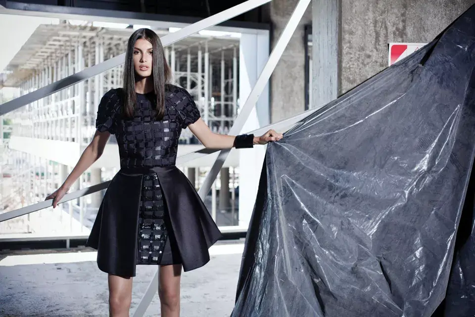 Tops entrelazado y falda (Zitta), Brazalete (Isabel Engelbert para Zitta)