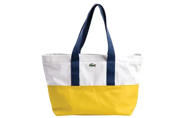 Bolso de lona combinado (Lacoste, $859)