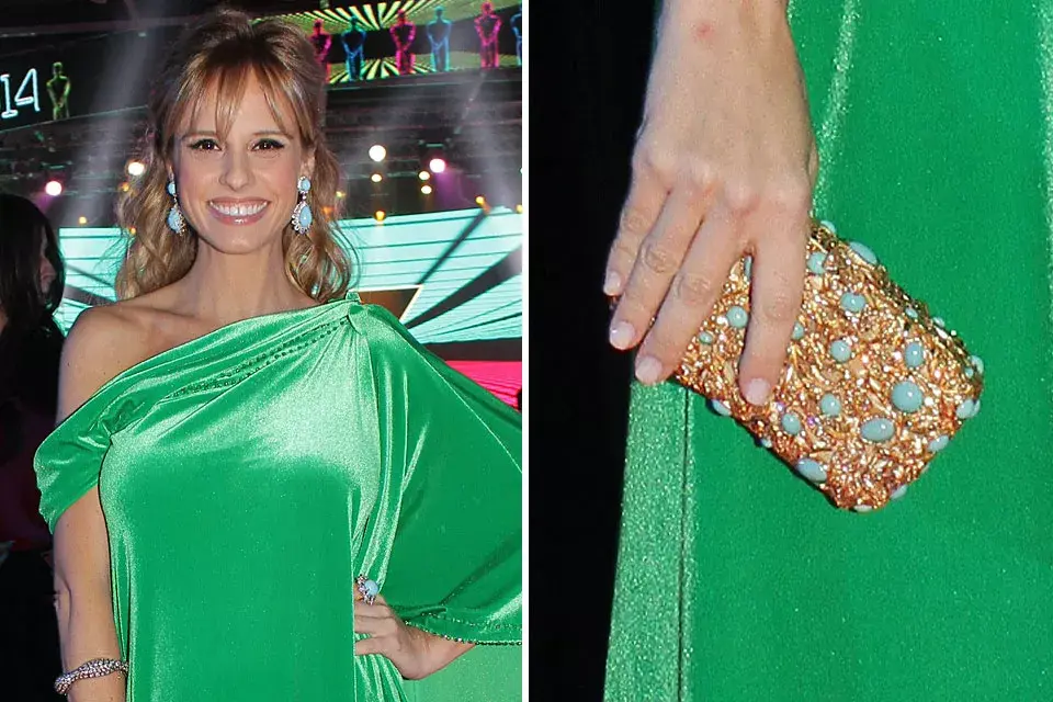 A un vestido verde,  Mariana Fabbiani le sumó accesorios con detalles en color esmeralda