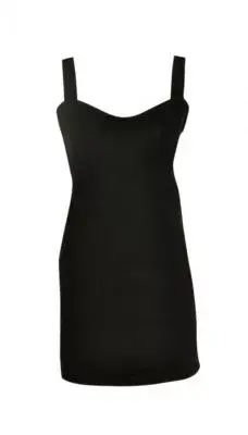 Los breteles del vestido deben guardar relación con el escote como en este clásico negro (megustatutti.com $230)