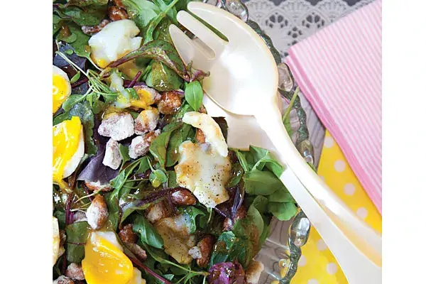 En plena clase, juli descubrió que se había quedado corta con la rúcula y salió a buscar ´hojas verdes lindas´ a la huerta de su patio. ¿Qué sumó? Lechugas baby, albahaca y hojas de remolacha, que nos hizo probar