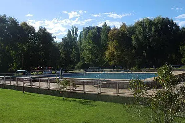 La pileta, rodeada de árboles