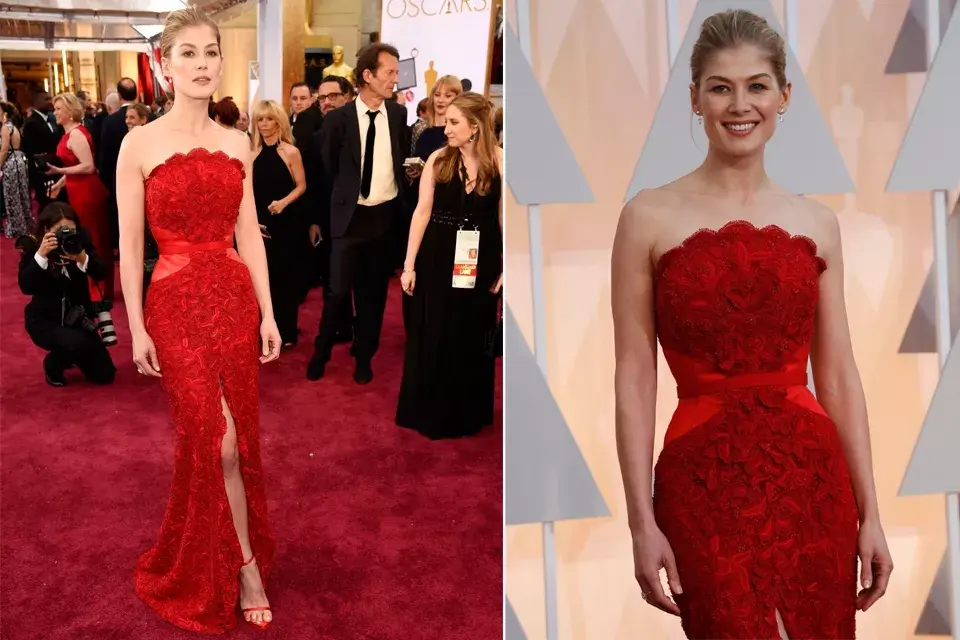 Rosamund Pike estaba radiante en un Givenchy rojo de encaje con la cintura marcada y un tajo en la parte delantera