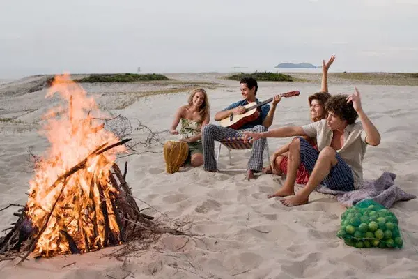 Viene de lejos, con su mochila a cuestas cargada de pulseras que trae de Colombia, anillos de la India y remeras de Ecuador