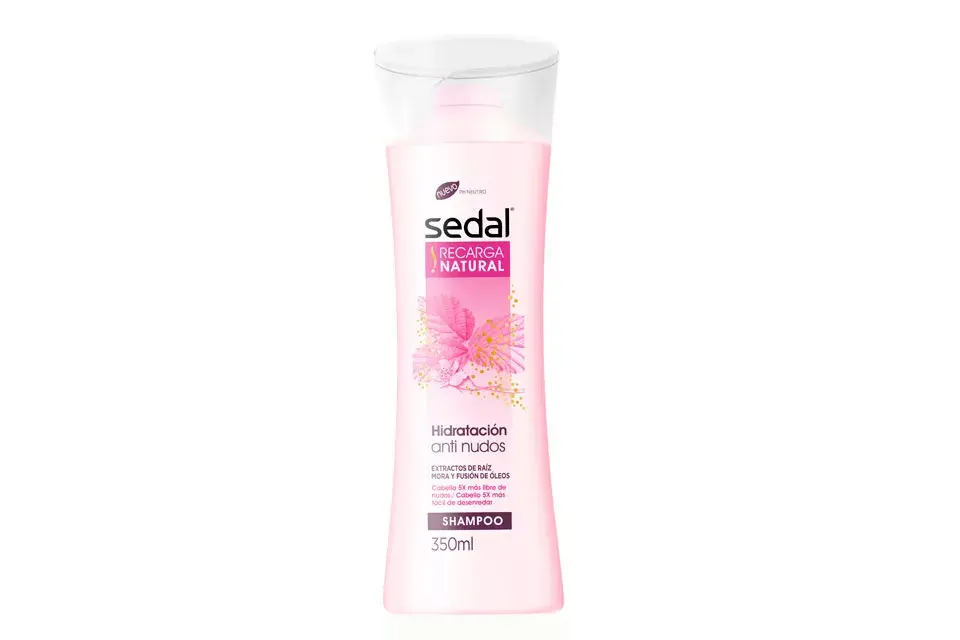 Shampoo con extractos de ingredientes naturales que ayuda  a fortalecer y devolverle  al cabello su vitalidad. Hidratación Anti Nudos y perfume de moras y distintos oleos para tu cabello todos los días (Sedal Recarga Natural, $ 33,13)