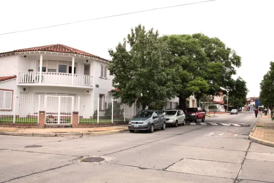 Antiguamente conocido como “Barrio Perón”,  El Barrio Parque Cornelio Saavedra está formado por un trazado de calles circulares concéntricas rodeadas de arboles y edificios de gran historia