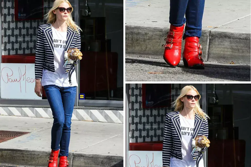 ¡Canchera, cancherísima! Jaime con chaqueta a rayas, remera básica y chupines. ¿El detalle? las booties de color rojo