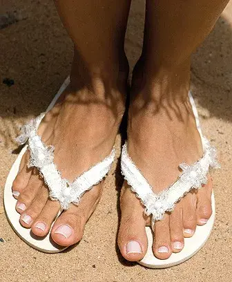 Ojotas con aplique de flores. Fotos de Anahí Bangueses Tomsig en Bahía.