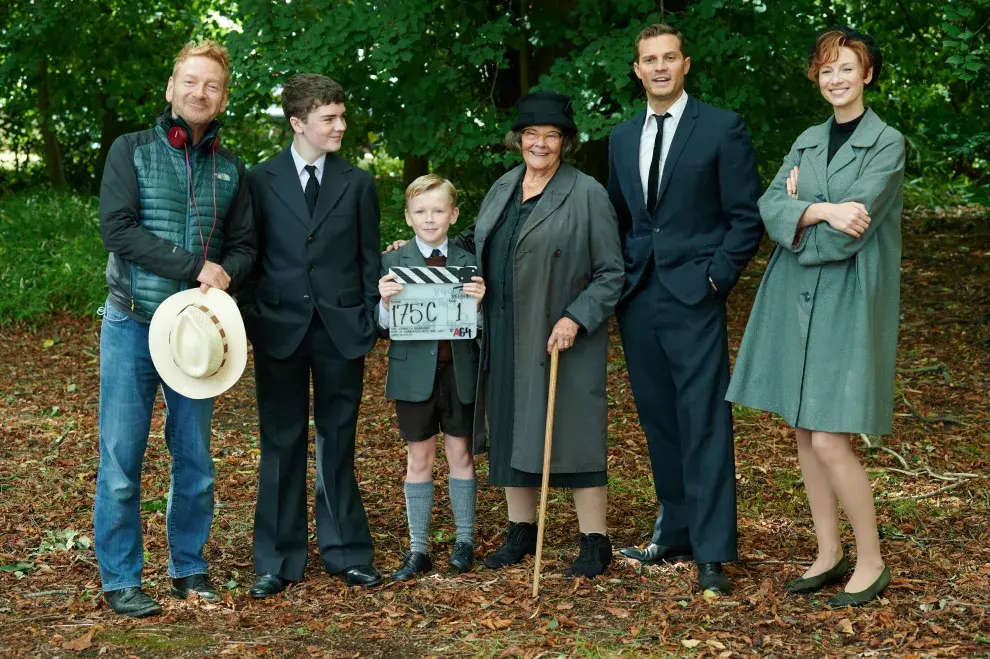 Kenneth Branagh, Lewis McAskie, Jude Hill, Judi Dench, Jamie Dornan y Caitríona Balfe. Foto: Rob Youngson/Focus Features