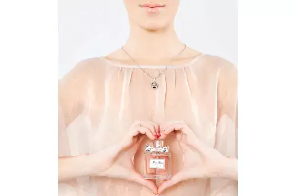 Suave: Después de la Eau de Parfum y de L’Eau, Dior presenta su nueva versión: Miss Dior 50 ml (Dior, $495). Más ligero, dinámico y primaveral, aunque siempre con su espíritu ultrafemenino.