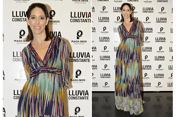 Laura Novoa optó por un vestido largo multicolor de aires setentosos para el estreno de Lluvia constante
