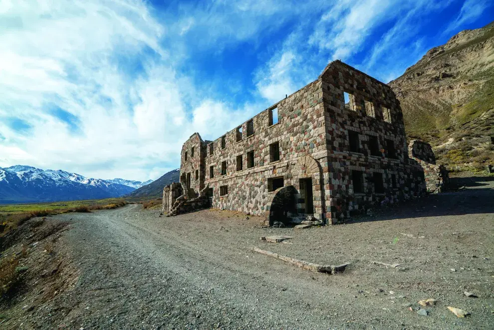 El Sosneado es un pueblo que está situado sobre la ruta 40 en el margen norte del río Atuel.