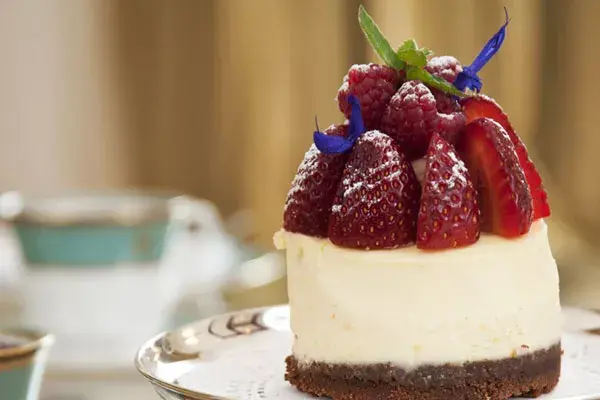 Variedad de mini pâtisserie y tarteletas frutales