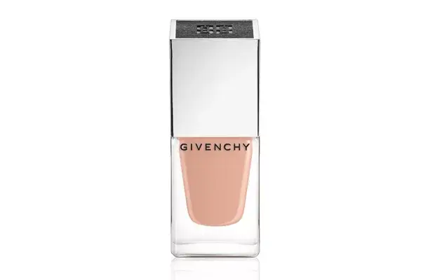 Esmalte nude (Givenchy, $155)