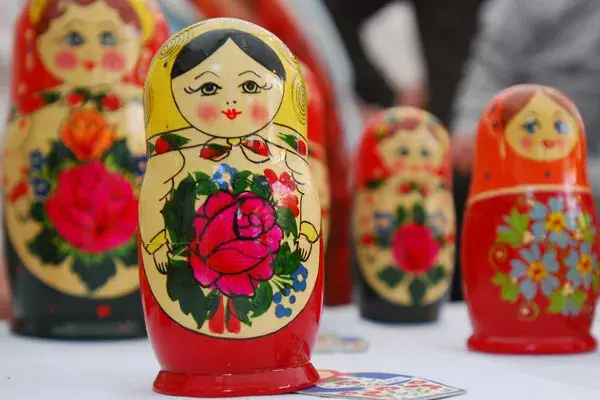 Las Mamushkas rusas, muy coloridas, en el stand de la feria