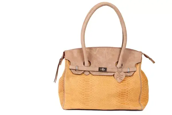 Croco con detalles en cuero (Grimoldi $850)