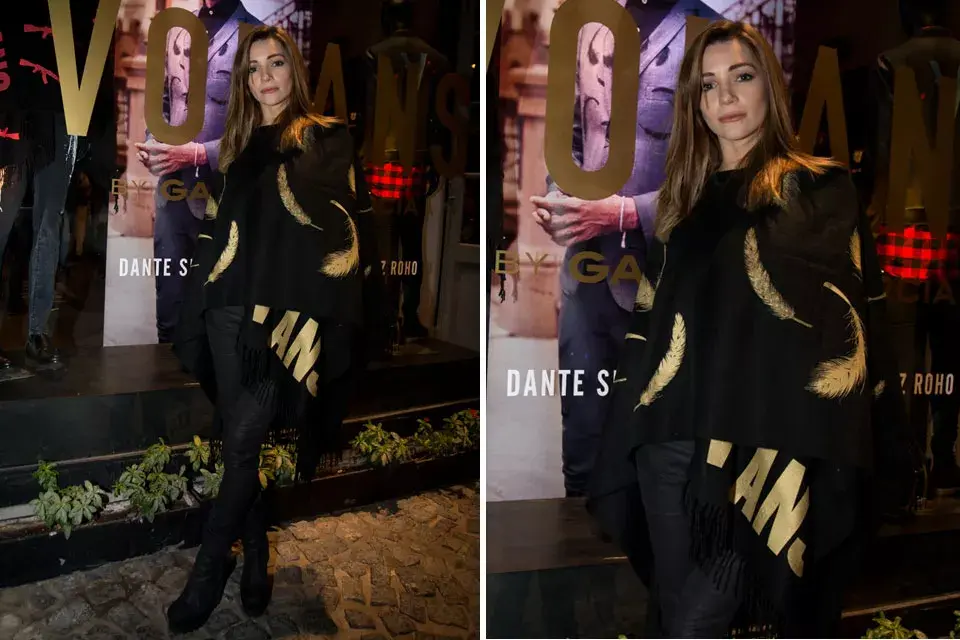 ¡Y siguen desfilando los ponchos! Micaela Breque optó por este accesorio que causa furor en este invierno con flecos y toques dorados