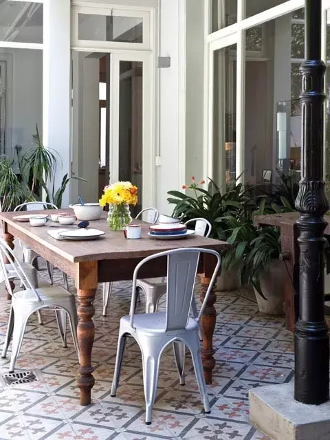 Bartolomea lanzó una línea de enlozados que traen lindos recuerdos del pasado y que hoy son la última moda en deco. El juego de platos y fuentes combina perfecto con la onda de los pisos y la mesa exterior que compró en una casa de antigüedades