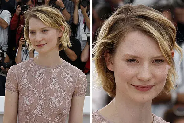 Mia Wasikowska, con el pelo muy corto, con reflejos y un poco desprolijo