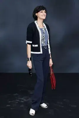 Inés de la Fressange, siempre impecable, con un cardigan tejido color azul marino y larguísimos collares de perlas