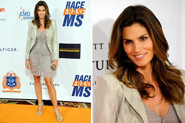 Sobria y elegante, Cindy Crawford está espléndida con su vestido gris con frunces y blazer al tono