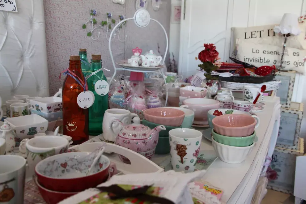 En un negocio de estilo romántico, conseguí la mejor decoración y artículos de bazar