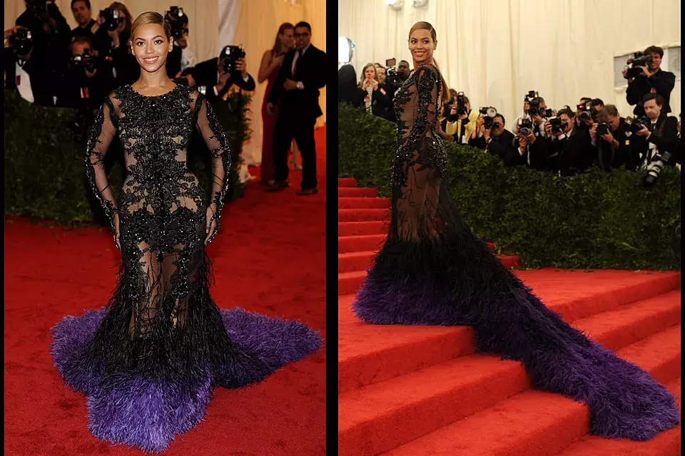 ¿Un avestruz? No... es Beyoncé , que eligió un imponente vestido de Givenchy Couture en negro y violeta con transparencias, bordados una larga cola de plumas