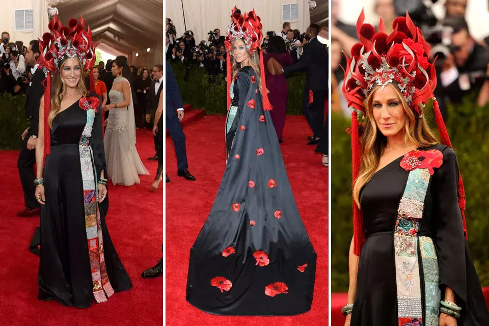 Sarah Jessica Parker con un modelo de H&M y broches que adornaban su vestido, de Cindy Chao. ¿El tocado? de Philip Treacy
