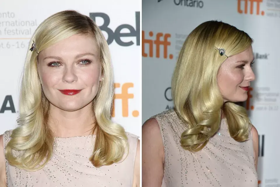 Estilo años 50: pelo suelto con leve movimiento en las puntas y como accesorio eligió una horquilla (con una piedra verde en el centro)