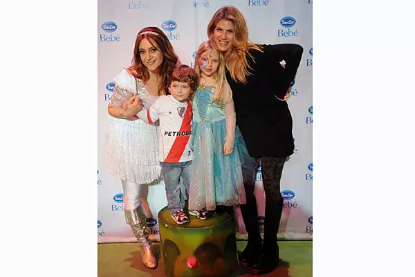 Natalia Graciano llevó a sus hijos a ver el show de Adriana; para eso eligió un conjunto bien cómodo y canchero: maxi sweater, calzas y botas de caña alta