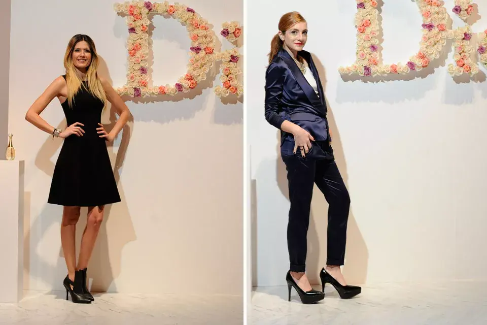 Dos diosas con dos looks distintos. Isabel Macedo optó por un vestido negro corte A y unas botitas muuuy cancheras y Julieta Zylberberg con blazer azul y pantalón negro con stilettos acharolados ¿Cuál te gusta más?