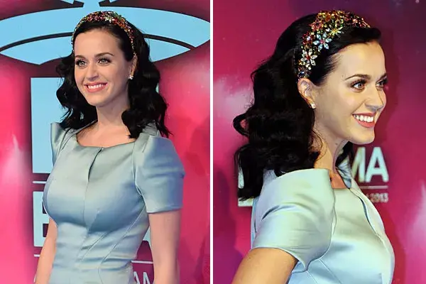 Para acompañar un look en tono pastel, Katy Perry eligió llevar el pelo suelto y usar una vincha con flores