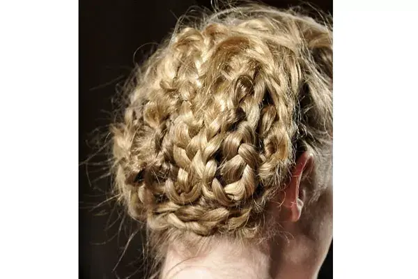 Trama de trenzas para un recogido que podés usar en una fiesta, es necesario tener pelo bien largo, realizar las trenzas por mechones y sostenerlas en diferentes sentidos con invisibles, Marchesa.
