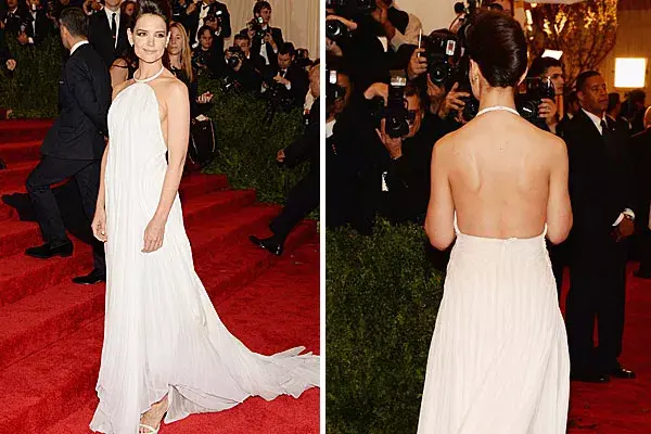 Katie Holmes, con un vestido blanco de Calvin Klein. ¡Un look muy femenino, pero no muy punk!