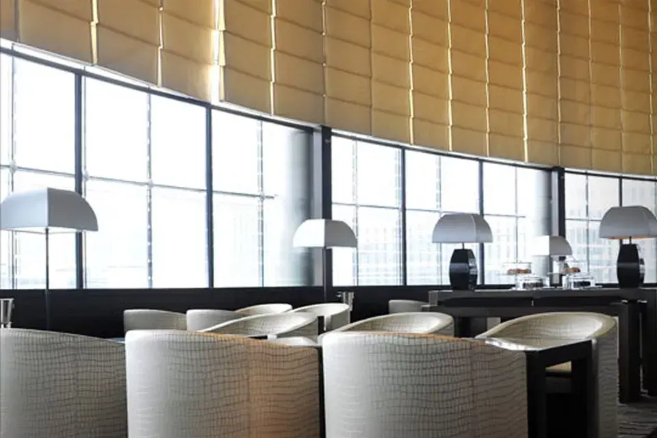 El Armani Hotel Dubai tiene un estilo art déco y tiene servicio de spa, una discoteca, gimnasio y mucho más