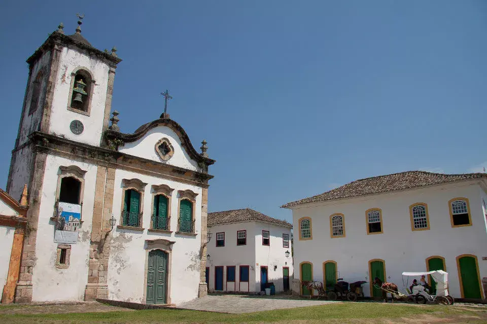 Las iglesia de Paraty está ubicada a metros de la costa