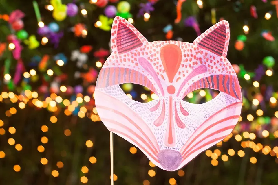 Máscaras: las hizo a mano la diseñadora Luciana Bizzozero (www.lubizz.com). Para que sean más firmes, las recortó y pegó sobre un cartón grueso