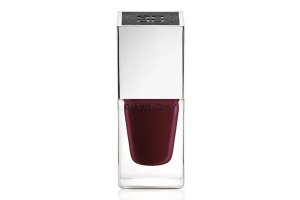 Esmalte morado (Givenchy, $155)