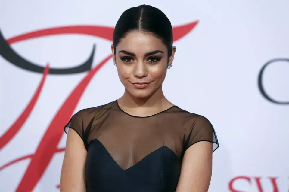 El mismo peinado llevó Vanessa Hudgens, que acompañó con un maquillaje más dramático