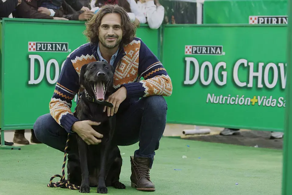 Bien informal, con súeter de estampa étnica y jean, Leo Montero festejó el Día del Animal en el Tortugas Open Mall