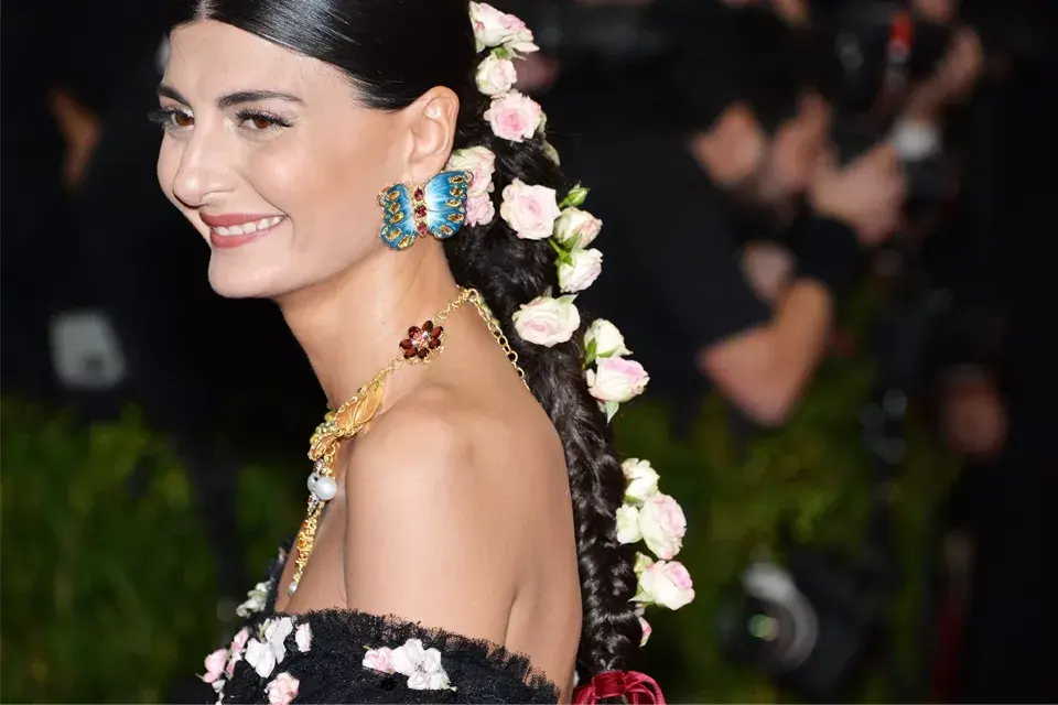 Giovanna Battaglia se sumó a la tendencia de las trenzas... ¿Pero qué son esas mariposas y flores? ¿No será too much?