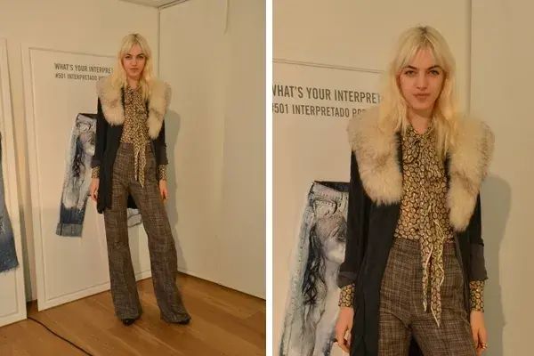 Naomi Preizler en la presentación de Levis. Tapado con cuello de piel, camisa con búlgaros y lazo al cuello y pantalón con cintura alta para un look bien invernal