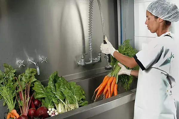 El proceso de lavado de las verduras